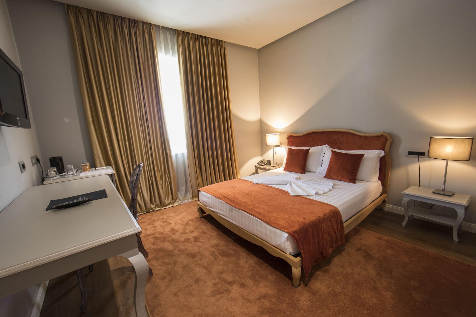 Classic Hotel Tirana Bagian luar foto