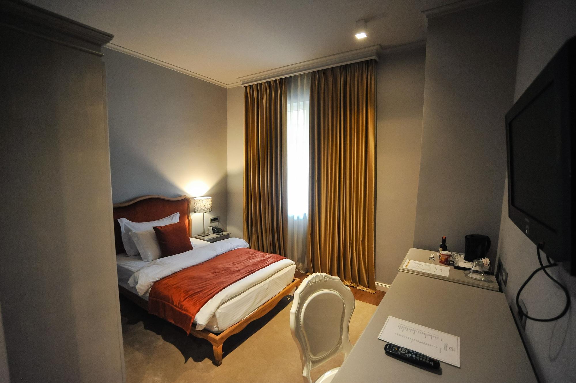 Classic Hotel Tirana Bagian luar foto